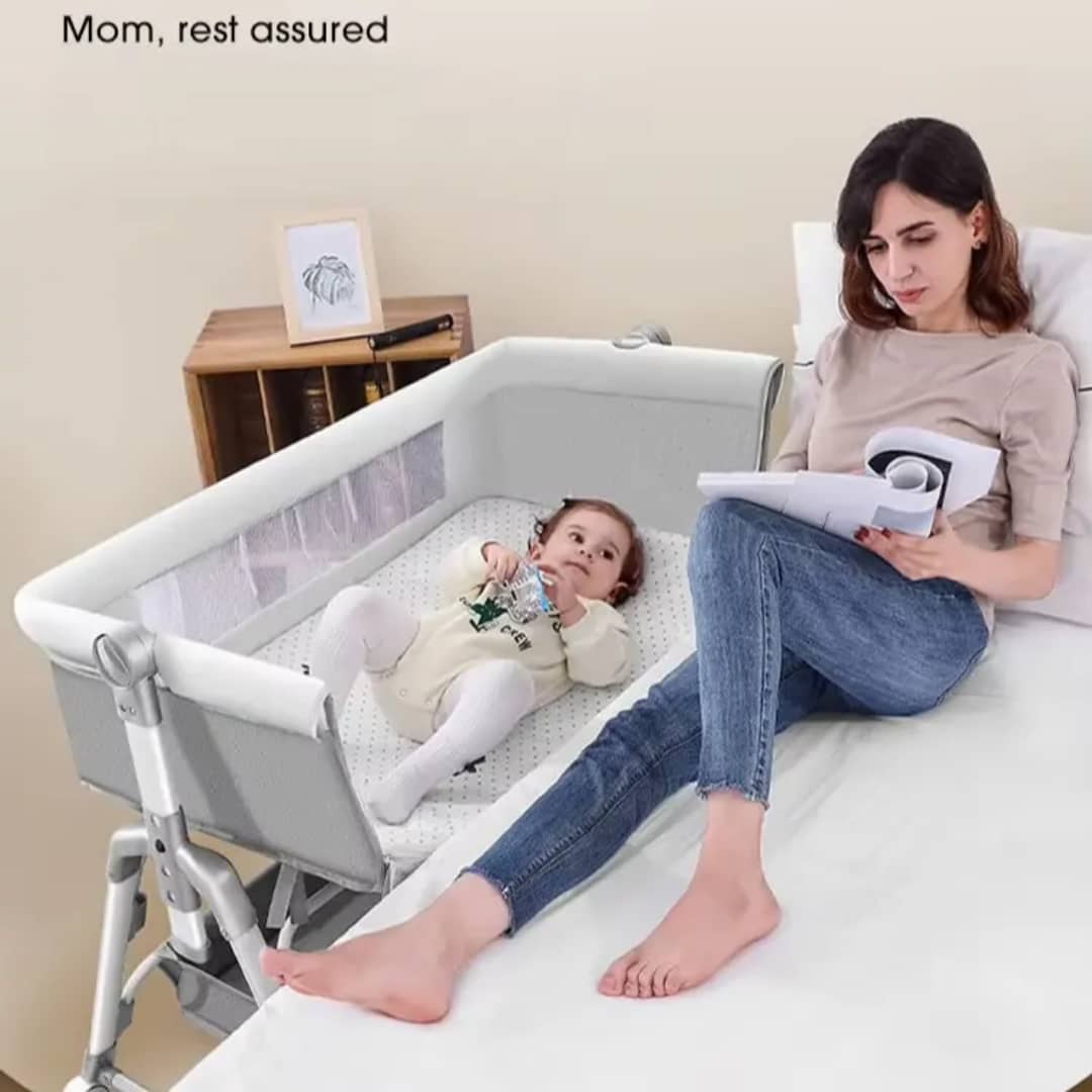 Multifunctional baby bedside sleeper bassinet