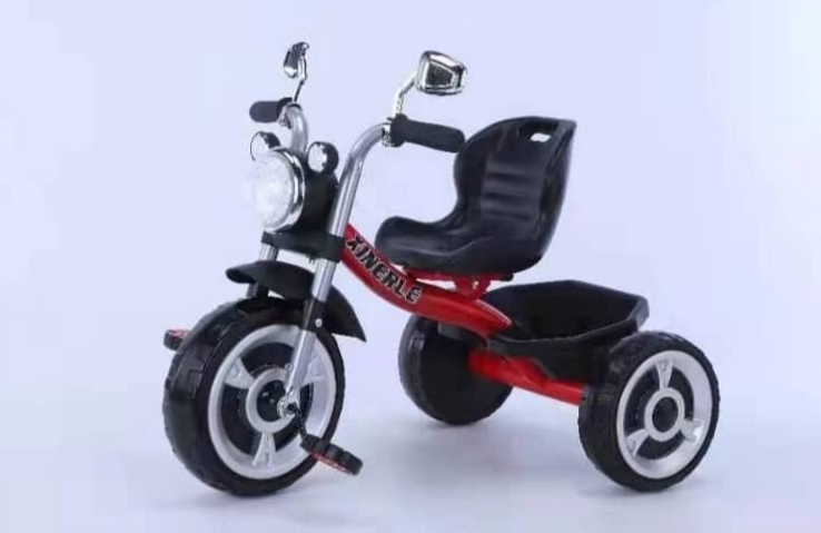 Kids tricycle with head-on lights