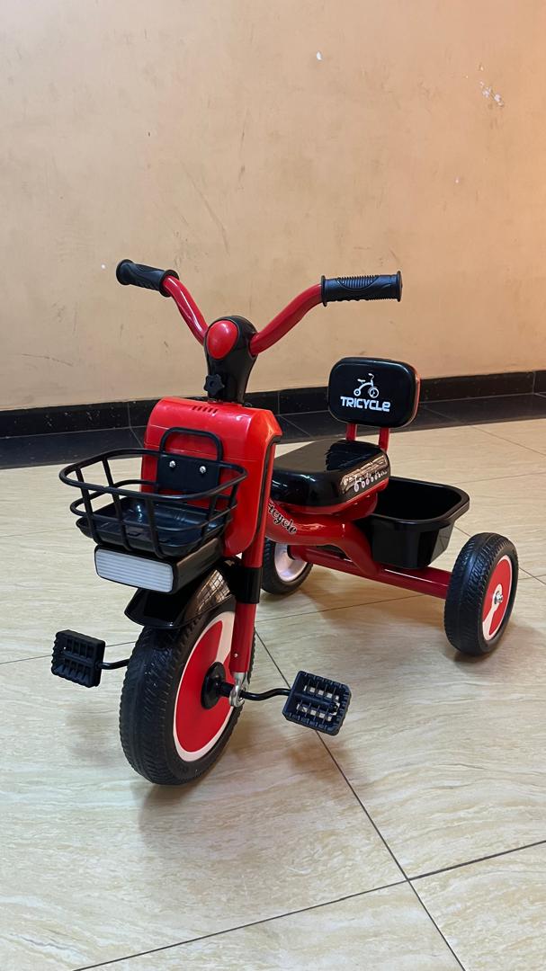 Children's pedal tricycle