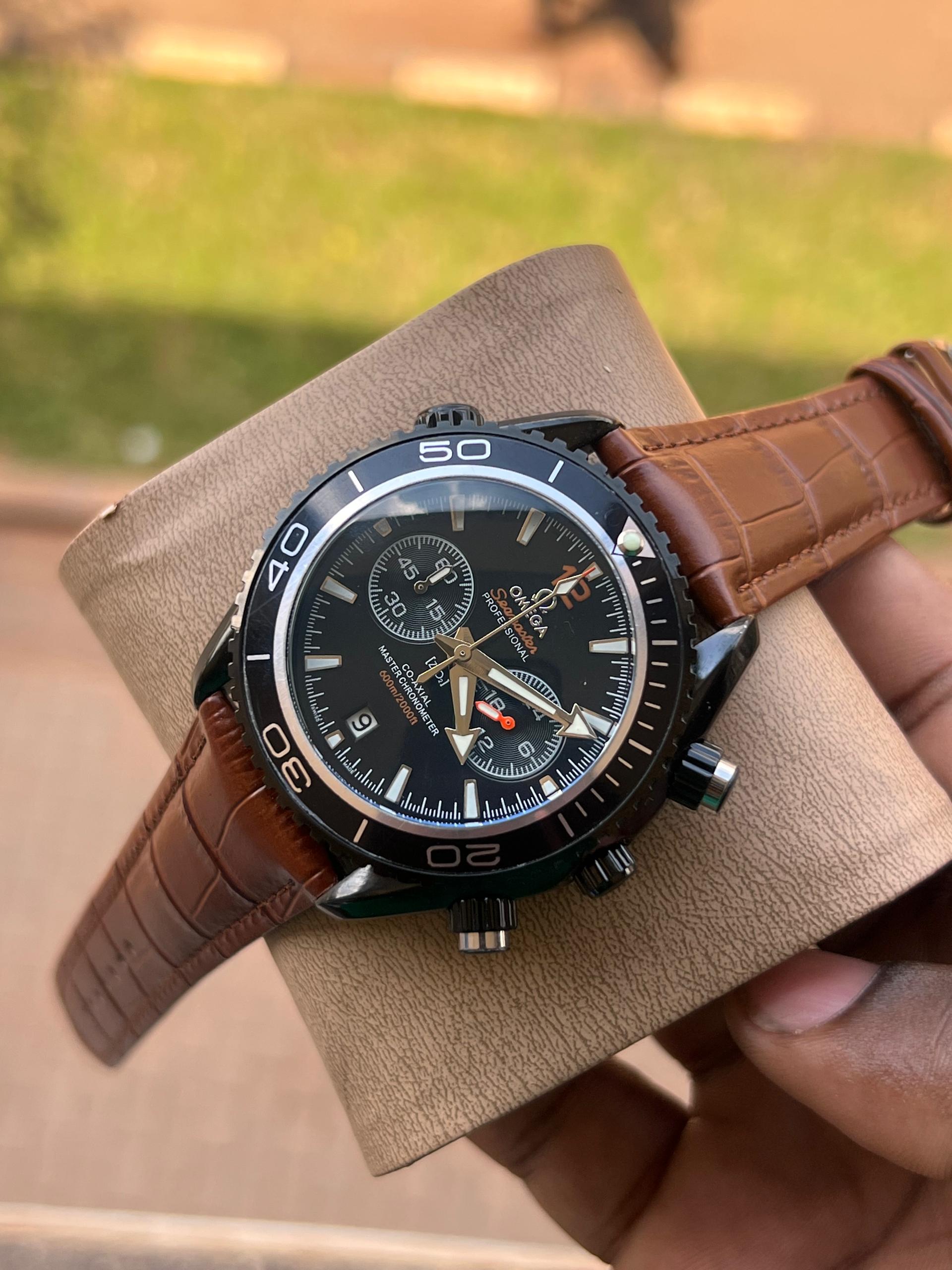 Men's leather strap chronograph wristwatch