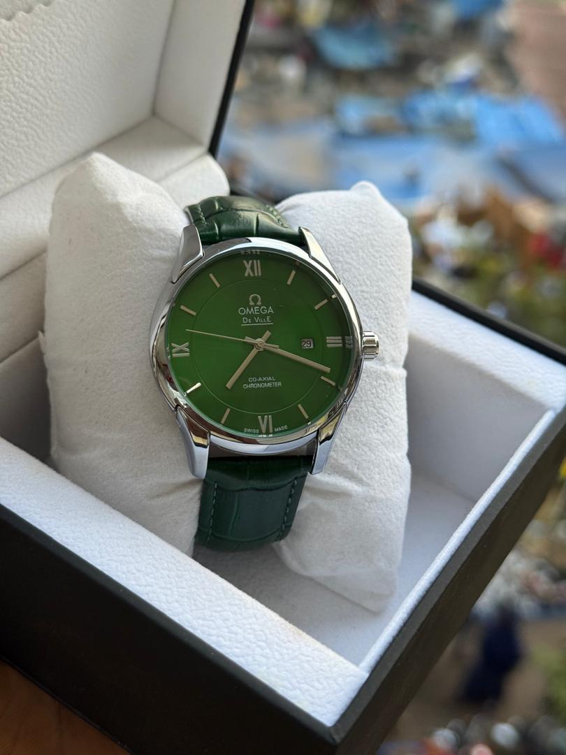 Leather strap men's watch