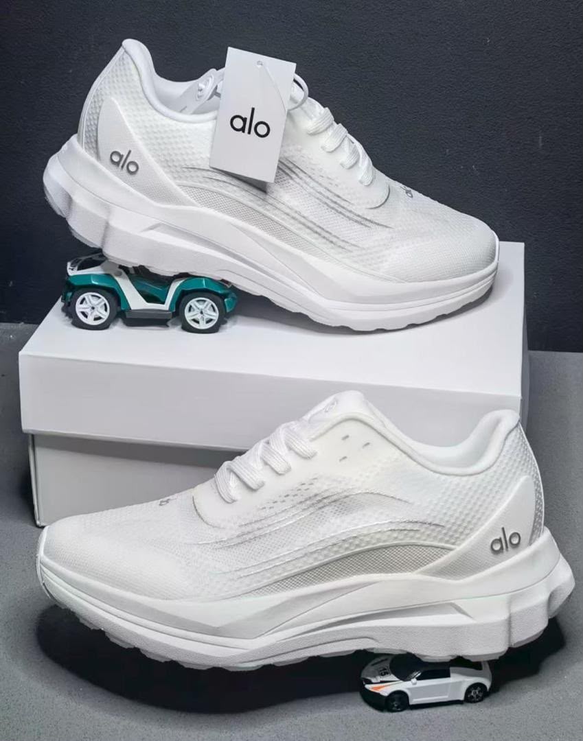 Yoga ALO Runner sneaker