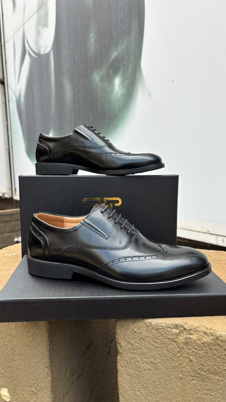 Leather wingtip oxford brogue